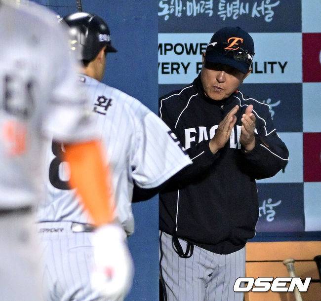 [OSEN=잠실, 최규한 기자] 23일 서울 잠실야구장에서 ‘2026 신한 SOL KBO리그’ LG 트윈스와 한화 이글스의 경기가 열렸다.홈팀 LG는 이정용, 방문팀 한화는 황준서를 선발로 내세웠다. 4회초 1사 주자없는 상황 한화 노시환이 동점 좌월 솔로포를 날리고 홈을 밟은 뒤 김경문 감독과 인사를 나누고 있다. 2026.04.23 / dreamer@osen.co.kr