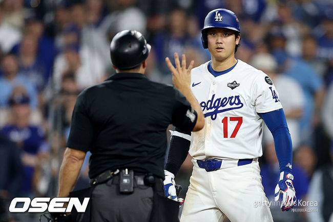 [사진] 2025년 월드시리즈 3차전, 연장 15회 LA 다저스 오타니 쇼헤이가 자동 고의4구로 출루하고 있다. ⓒGettyimages(무단전재 및 재배포 금지)