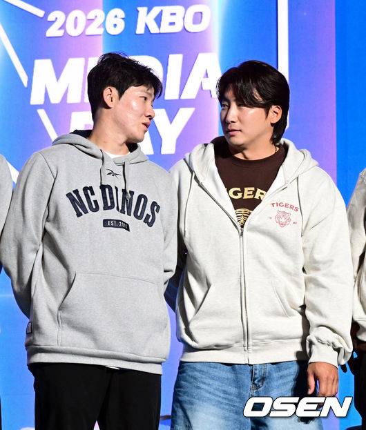 [OSEN=조은정 기자] 2026 신한 SOL KBO 리그 미디어데이&팬페스트 행사가 26일 서울 송파구 롯데호텔 월드에서 열렸다.2026 KBO 리그 정규 시즌은 오는 28일 인천(KIA-SSG), 잠실(LG-KT), 대구(삼성-롯데), 창원(NC-두산), 대전(한화-키움) 등 5개 구장에서 개막한다.&nbsp;NC 박민우, KIA 나성범이 대화를 나누고 있다. 2026.03.26 /cej@osen.co.kr