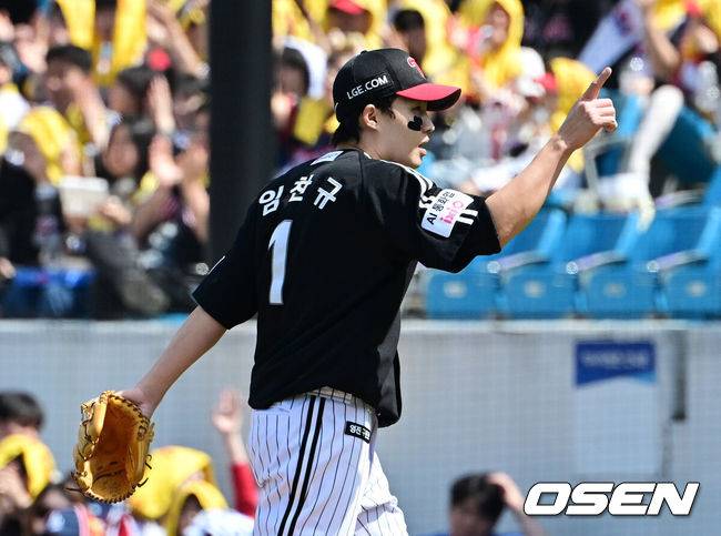 [OSEN=대구, 지형준 기자] 18일 대구삼성라이온즈파크에서 2026 신한 SOL KBO리그 삼성 라이온즈와 LG 트윈스의 경기가 열렸다. 7연승에 도전하는 삼성은 잭 오러클린, LG는 임찬규가 선발로 나섰다. 1회말 수비를 마치고 LG 임찬규가 더그아웃으로 향하고 있다. 2026.04.18&nbsp;/ jpnews@osen.co.kr