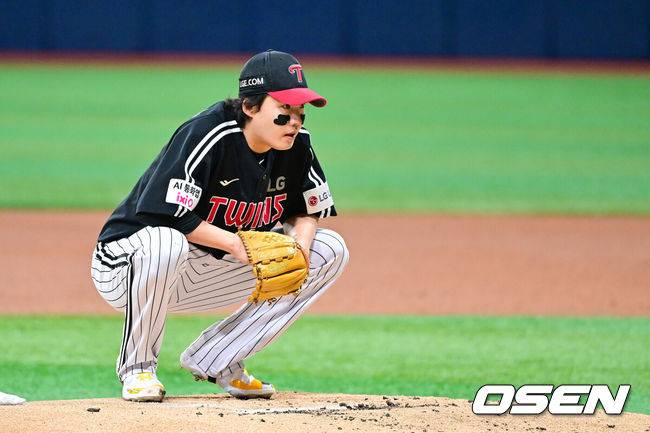 [OSEN=고척, 박준형 기자] 4일 오후 서울 고척스카이돔에서 ‘2026 신한은행 SOL Bank KBO리그’ 키움 히어로즈와 LG 트윈스의 경기가 진행됐다.이날 키움은 하영민을, LG는 임찬규를 선발투수로 내세웠다.  1회말 LG 선발투수 임찬규가 투구 앞서 주저앉아 홈을 바라보고 있다.   2026.04.04 / soul1014@osen.co.kr