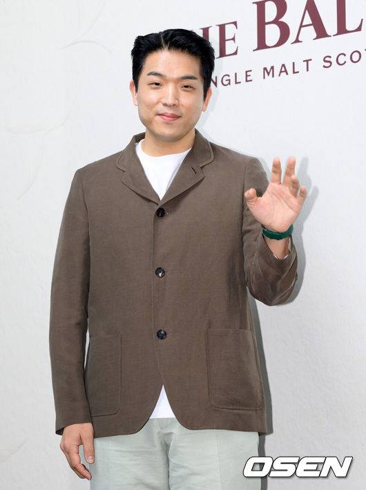 [OSEN=이대선 기자] 26일 서울 성동구 피치스 도원에서 주류 브랜드의 팝업 오픈 행사가 열렸다.이날 행사에는 배우 김고은과 안성재 쉐프가 참석해 자리를 빛냈다.안성재 쉐프가 포토타임을 가지고 있다. 2025.05.26 /sunday@osen.co.kr