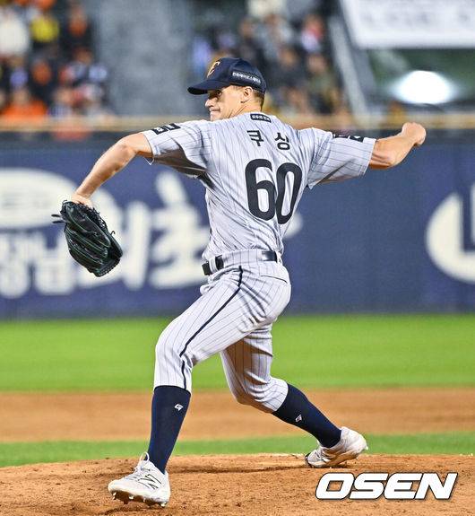 [OSEN=잠실, 박준형 기자] 21일 오후 서울 잠실구장에서 2026 신한 SOL KBO리그 LG 트윈스와 한화 이글스의 경기가 진행됐다.이날 LG는 송승기를, 한화는 문동주를 선발투수로 내세웠다.7회말 한화 마무리 투수 쿠싱이 역투하고 있다.   2026.04.21 / soul1014@osen.co.kr