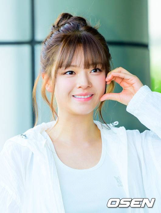 [OSEN=김포공항, 박준형 기자]. 그룹 트와이스(TWICE)가 24일 서울 김포국제공항을 통해 '디스 이즈 포' 국립경기장 콘서트 일정을 위해 일본 도쿄로 출국했다.북미 투어로만 약 55만 관객을 불러 모은 트와이스는 일본에서도 '최초' 기록을 앞두고 있다. 오는 25~26일, 28일 사흘간 일본 도쿄 국립경기장에 해외 아티스트 사상 처음으로 단독 입성해 3회 공연을 개최한다.&nbsp;트와이스 정연이 출국에 앞서 포즈를 취하고 있다.  2026.04.24 / soul1014@osen.co.kr