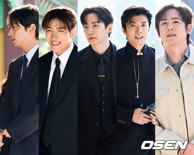 [OSEN=조은정 기자]2PM 멤버이자 배우로 활동 중인 옥택연이 24일 서울 중구 장충동 신라호텔 영빈관에서 결혼식을 올렸다. 오랜 시간 사랑을 키워온 연인과 부부의 연을 맺는 자리로, 가족과 친지, 가까운 지인들의 축하 속 조용히 진행됐다.특히 이날 2PM 멤버들이 총출동해 의리를 빛냈다. 황찬성은 사회를 맡고, 준케이·닉쿤·장우영·이준호·황찬성 등 멤버들이 축가에 나섰다. 2PM 이준호가 결혼식장으로 들어서고 있다. 2026.04.24 /cej@osen.co.kr