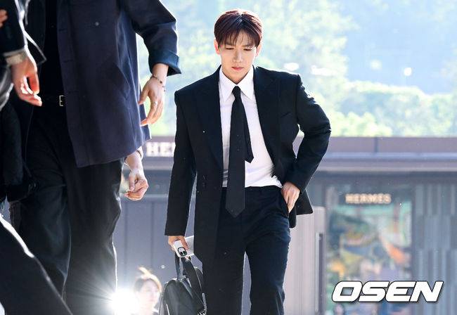 [OSEN=조은정 기자]2PM 멤버이자 배우로 활동 중인 옥택연이 24일 서울 중구 장충동 신라호텔 영빈관에서 결혼식을 올렸다. 오랜 시간 사랑을 키워온 연인과 부부의 연을 맺는 자리로, 가족과 친지, 가까운 지인들의 축하 속 조용히 진행됐다.특히 이날 2PM 멤버들이 총출동해 의리를 빛냈다. 황찬성은 사회를 맡고, 준케이·닉쿤·장우영·이준호·황찬성 등 멤버들이 나섰다. 2PM 준케이가 결혼식장으로 들어서고 있다. 2026.04.24 /cej@osen.co.kr