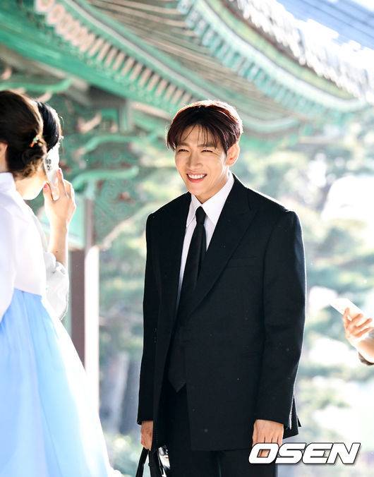 [OSEN=조은정 기자]2PM 멤버이자 배우로 활동 중인 옥택연이 24일 서울 중구 장충동 신라호텔 영빈관에서 결혼식을 올렸다. 오랜 시간 사랑을 키워온 연인과 부부의 연을 맺는 자리로, 가족과 친지, 가까운 지인들의 축하 속 조용히 진행됐다.특히 이날 2PM 멤버들이 총출동해 의리를 빛냈다. 황찬성은 사회를 맡고, 준케이·닉쿤·장우영·이준호·황찬성 등 멤버들이 나섰다. 2PM 준케이가 결혼식장으로 들어서고 있다. 2026.04.24 /cej@osen.co.kr