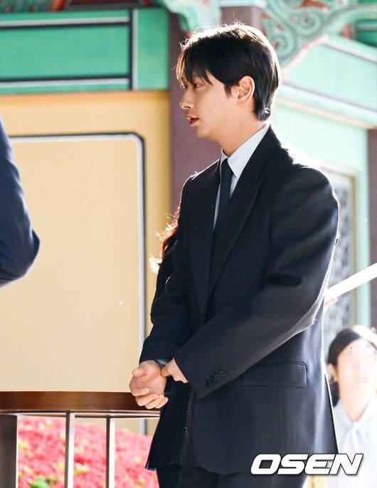 [OSEN=조은정 기자]2PM 멤버이자 배우로 활동 중인 옥택연이 24일 서울 중구 장충동 신라호텔 영빈관에서 결혼식을 올렸다. 오랜 시간 사랑을 키워온 연인과 부부의 연을 맺는 자리로, 가족과 친지, 가까운 지인들의 축하 속 조용히 진행됐다.특히 이날 2PM 멤버들이 총출동해 의리를 빛냈다. 황찬성은 사회를 맡고, 준케이·닉쿤·장우영·이준호·황찬성 등 멤버들이 나섰다. 2PM 황찬성이 결혼식장으로 들어서고 있다. 2026.04.24 /cej@osen.co.kr