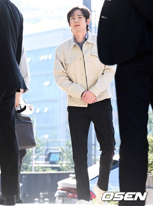 [OSEN=조은정 기자]2PM 멤버이자 배우로 활동 중인 옥택연이 24일 서울 중구 장충동 신라호텔 영빈관에서 결혼식을 올렸다. 오랜 시간 사랑을 키워온 연인과 부부의 연을 맺는 자리로, 가족과 친지, 가까운 지인들의 축하 속 조용히 진행됐다.특히 이날 2PM 멤버들이 총출동해 의리를 빛냈다. 황찬성은 사회를 맡고, 준케이·닉쿤·장우영·이준호·황찬성 등 멤버들이 나섰다. 2PM 닉쿤이 결혼식장으로 들어서고 있다. 2026.04.24 /cej@osen.co.kr