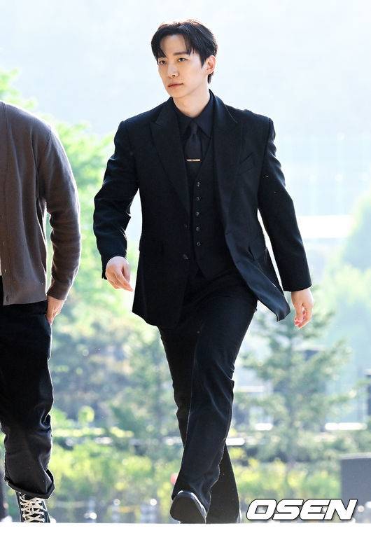 [OSEN=조은정 기자]2PM 멤버이자 배우로 활동 중인 옥택연이 24일 서울 중구 장충동 신라호텔 영빈관에서 결혼식을 올렸다. 오랜 시간 사랑을 키워온 연인과 부부의 연을 맺는 자리로, 가족과 친지, 가까운 지인들의 축하 속 조용히 진행됐다.특히 이날 2PM 멤버들이 총출동해 의리를 빛냈다. 황찬성은 사회를 맡고, 준케이·닉쿤·장우영·이준호·황찬성 등 멤버들이 나섰다. 2PM 이준호가 결혼식장으로 들어서고 있다. 2026.04.24 /cej@osen.co.kr