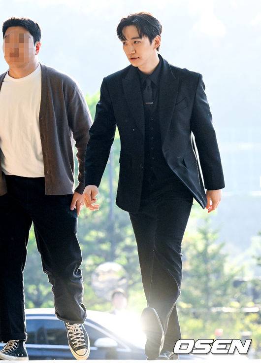 [OSEN=조은정 기자]2PM 멤버이자 배우로 활동 중인 옥택연이 24일 서울 중구 장충동 신라호텔 영빈관에서 결혼식을 올렸다. 오랜 시간 사랑을 키워온 연인과 부부의 연을 맺는 자리로, 가족과 친지, 가까운 지인들의 축하 속 조용히 진행됐다.특히 이날 2PM 멤버들이 총출동해 의리를 빛냈다. 황찬성은 사회를 맡고, 준케이·닉쿤·장우영·이준호·황찬성 등 멤버들이 나섰다. 2PM 이준호가 결혼식장으로 들어서고 있다. 2026.04.24 /cej@osen.co.kr