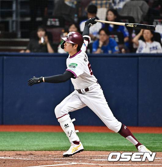 [OSEN=고척, 박준형 기자] 24일 오후 서울 고척스카이돔에서 2026 신한 SOL KBO리그 키움 히어로즈와 삼성 라이온즈의 경기가 진행됐다.이날 키움은 안우진을, 삼성은 이승현을 선발투수로 내세웠다.3회말 무사 1루 키움 박주홍이 인정 2루타를 날리고 있다.     2026.04.24 / soul1014@osen.co.kr