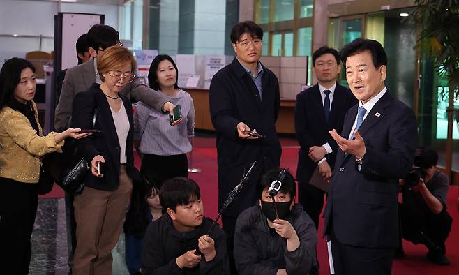 정동영 통일부 장관이 20일 오후 외부 일정을 마친 뒤 서울 광화문 정부서울청사에 도착, 미국과 정보공유가 일부 제한된 것과 관련 입장을 밝히고 있다. 연합뉴스
