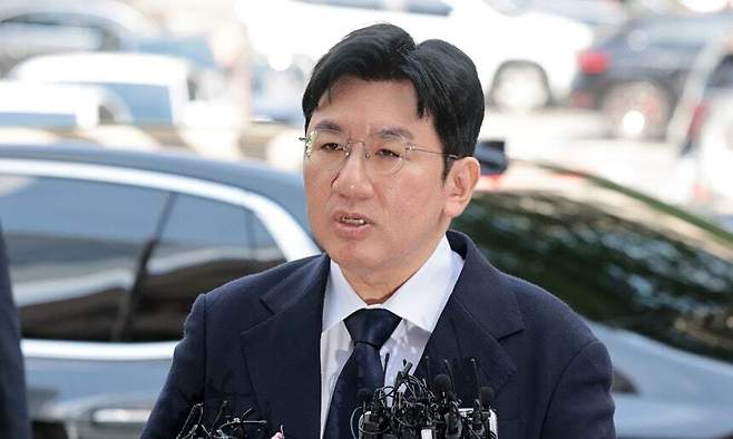 기업공개(IPO)를 앞두고 투자자들을 속여 지분을 팔게 한 의혹을 받는 방시혁 하이브 의장이 지난 2025년 9월 15일 서울 마포구 서울경찰청 금융범죄수사대에 피의자 신분으로 출석하며 취재진 질문에 답하고 있다.&nbsp; &nbsp;연합뉴스