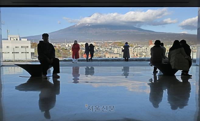 후지산 세계유산센터 전망 테라스. 일본 최고의 풍경을 집안으로 끌어들이는, 이른바 차경(借景)의 진수를 엿볼 수 있다.