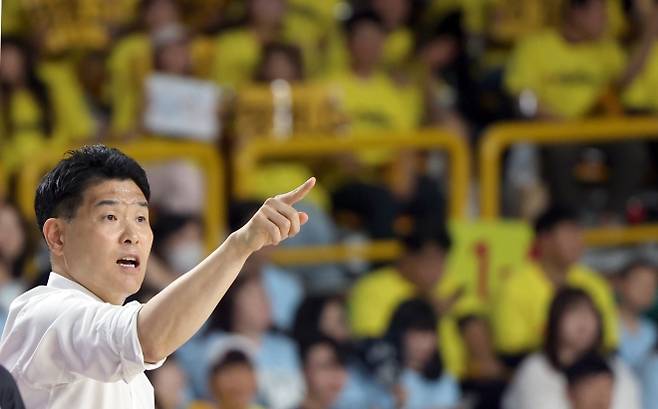 LG 세이커스 조상현 감독 - LG 세이커스 조상현 감독      (창원=연합뉴스) 김동민 기자 = 23일 경남 창원체육관에서 열린 KBL 2025-2026 LG전자 프로농구 4강 플레이오프(PO) 1차전 창원 LG 세이커스와 고양 소노 스카이거너스 경기. LG 조상현 감독이 손짓하고 있다. 2026.4.23      image@yna.co.kr (끝)