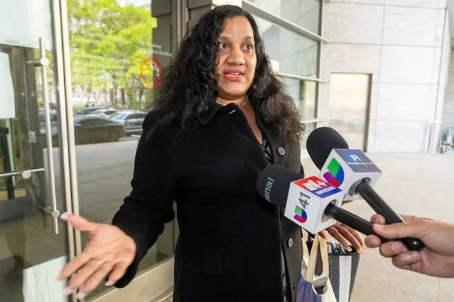 피해 여학생의 머리를 밟은 혐의를 받는 10대 소년의 어머니 실리마 앨런이 현지 매체와 인터뷰하고 있다. 앨런은 아들이 먼저 괴롭힘을 당했다는 취지로 주장했다. 사진=스티븐 허시·뉴욕포스트 캡처