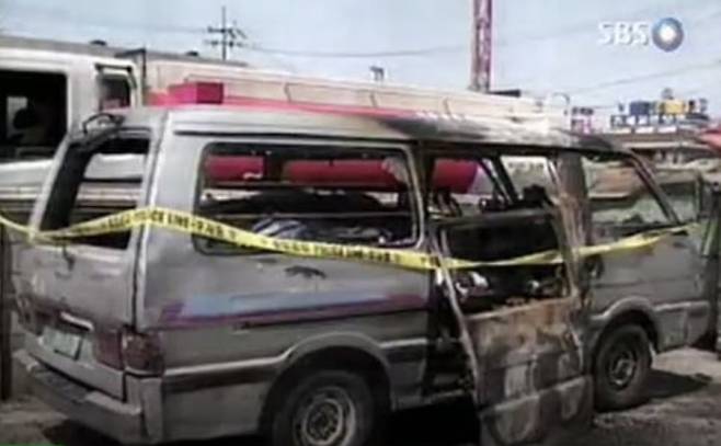 지난 2004년 4월 인천 월미도의 한 주차장에서 불에 탄 봉고차가 발견된 모습. 차량 안에서는 황학동 노점상 안모씨의 시신이 나왔고, 수사당국은 유영철이 위조 경찰 신분증으로 접근한 뒤 범행을 저지른 사건으로 판단했다. SBS 화면 캡처