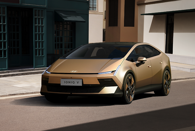 현대차가 24일 공개한 중국 맞춤형 전기차 아이오닉 V. 사진 제공=현대차