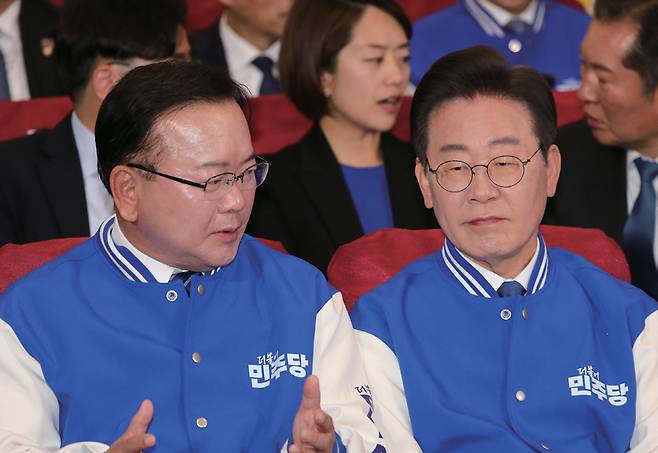 2024년 4월10일 이재명 대통령(당시 더불어민주당 대표)와 김부겸 전 국무총리(당시 상임공동선대위원장)가 서울 여의도 국회 의원회관에 마련된 제22대 국회의원 선거 개표상황실에서 출구조사 결과를 보며 대화하고 있다. ⓒ시사저널 박은숙