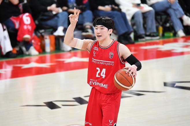 정관장 신인 문유현은&nbsp;24일 안양정관장아레나서 열릴 KCC와 4강 PO 1차전부터&nbsp;생애 첫 봄 농구 여정을 시작한다. 사진제공｜KBL
