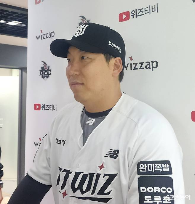 KT 김현수가 23일 수원 KIA전을 끝낸 뒤 취재진과 인터뷰하고 있다. 수원=박정현 기자