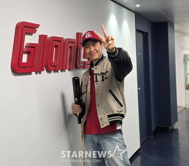 배우 정우 씨가 지난 19일 부산 사직야구장에서 롯데-한화전 시구 전 포즈를 취하고 있다. /사진=김동윤 기자