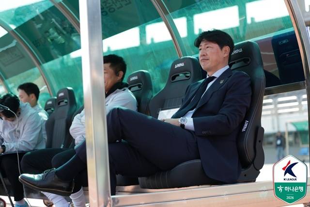 박동혁 전남 드래곤즈 감독(오른쪽). /사진=한국프로축구연맹 제공