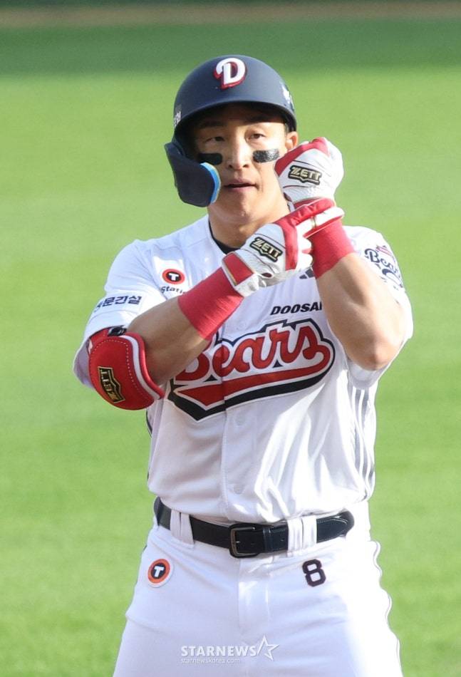 2026 신한 SOL KBO리그 두산 베어스 대 KIA 타이거즈 경기가 18일 서울 잠실야구장에서 열렸다. 두산 손아섭이 3회말 무사에서 좌월 2루타를 날리고 출루한 후 세리머니를 하고 있다. /사진=김진경 대기자