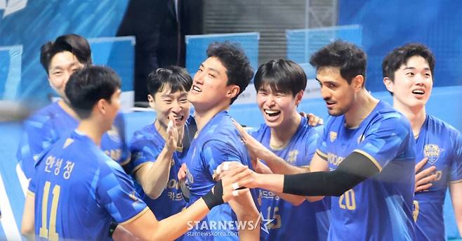 우리 아라우조와 선수들이 25일 장충체육관에서 열린 진에어 2025-2026V리그 남자부 우리카드와 OK저축은행과의 경기에서 자축하고 있다.2026.02.25. /사진=강영조 선임기자