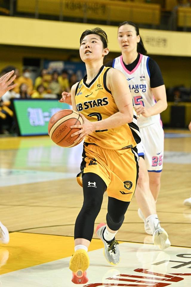 경기에 집중하는 허예은(왼쪽). /사진=WKBL 제공