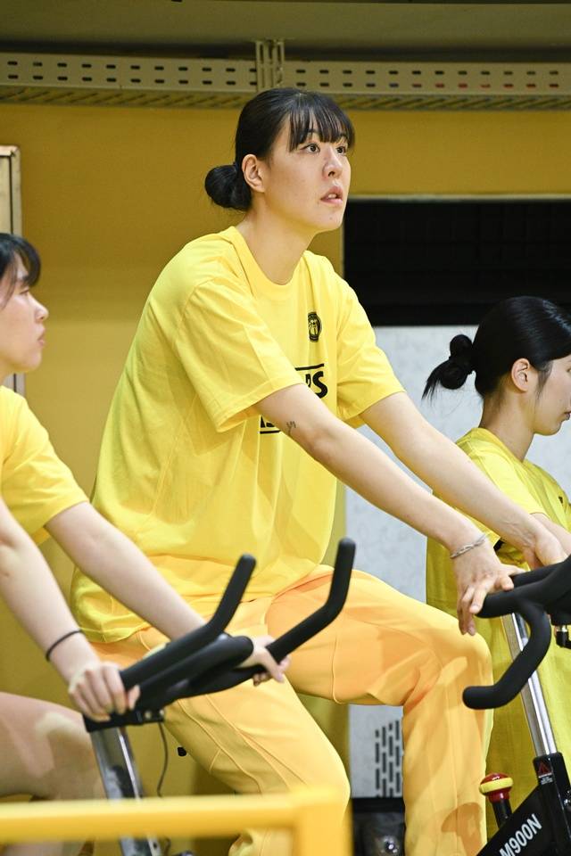 경기를 지켜보는 박지수. /사진=WKBL 제공