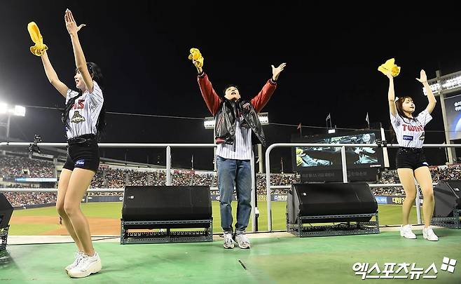 치어리더들 사이 이준.