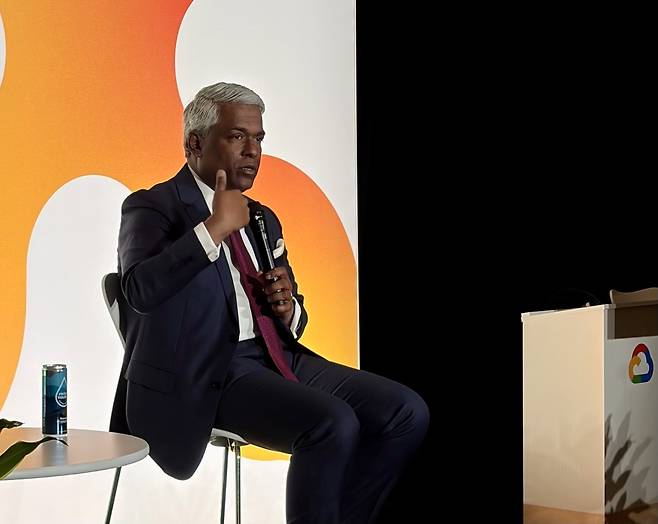 기자들 질문에 답변하는 구글 클라우드 CEO (라스베이거스=연합뉴스) 권영전 특파원 = 토머스 쿠리안 구글 클라우드 최고경영자(CEO)가 23일(현지시간) 미국 라스베이거스 만달레이베이 컨벤션센터에서 열린 '구글 클라우드 넥스트' 기자간담회에서 기자들의 질문에 답변하고 있다. 2026.4.23