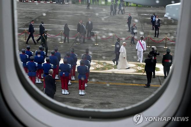 적도기니에서 귀국행 비행기 오르는 교황 [EPA 연합뉴스 자료사진. 재배포 및 DB 금지]