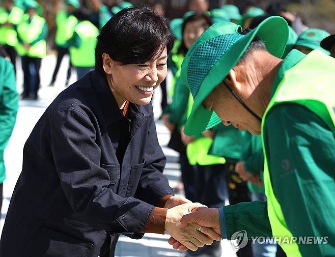 (서울=연합뉴스) 송미령 농림축산식품부 장관이 13일 충남 태안군에서 열린 클린농촌만들기 발대식에 참석, 참석자들과 악수하고 있다. 2026.4.13 [농림축산식품부 제공. 재판매 및 DB 금지] photo@yna.co.kr
