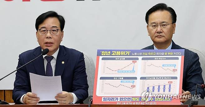 '청년 일자리 문제' 관련 발언하는 송언석 원내대표 (서울=연합뉴스) 이동해 기자 = 국민의힘 송언석 원내대표가 24일 국회에서 열린 원내대책회의에서 청년 일자리 문제와 관련해 발언하고 있다. 2026.4.24 eastsea@yna.co.kr