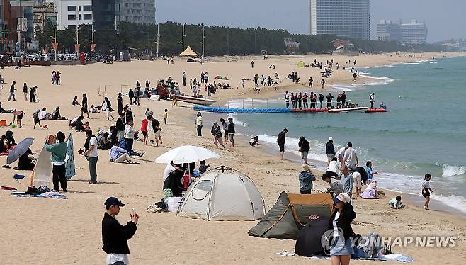 해변에 등장한 텐트와 파라솔 (강릉=연합뉴스) 유형재 기자 = 지난 19일 강원 강릉시 안목해변에서 관광객들이 텐트와 파라솔을 치고 시원한 바닷바람을 맞으며 앞당겨 찾아온 더위를 식히고 있다. 2026.4.19 yoo21@yna.co.kr