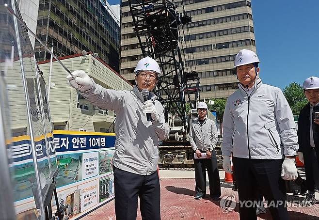 빗물배수터널 현장 찾은 오세훈 시장 (서울=연합뉴스) 한종찬 기자 = 오세훈 서울시장이 24일 서울 광화문 대심도 빗물배수터널 공사현장을 찾아 빗물배수터널 추진현황 보고를 듣고 있다. 2026.4.24 saba@yna.co.kr