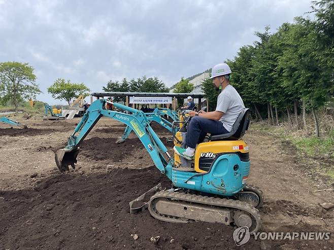 농업기계 안전 이용 교육받는 손주민씨 [손주민씨 제공.재판매 및 DB 금지]