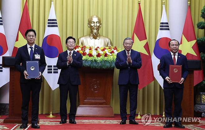 한-베트남, 디지털 협력 (하노이=연합뉴스) 김도훈 기자 = 배경훈 부총리 겸 과학기술정보통신부 장관과 부 하이 꾸언 베트남 과학기술부 장관이 22일(현지시간) 하노이 주석궁에서 이재명 대통령과 또 럼 공산당 서기장 겸 국가주석이 임석한 가운데 디지털 협력 양해각서(MOU) 교환 후 기념촬영을 하고 있다. 2026.4.22 superdoo82@yna.co.kr