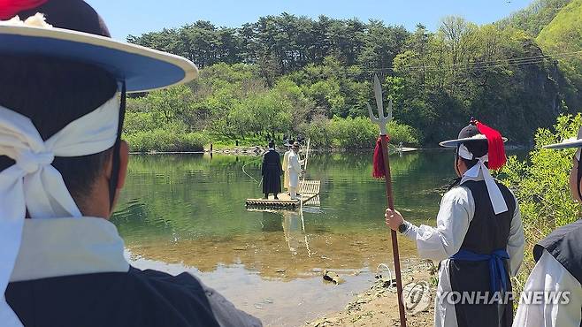 영월 청령포 단종유배길 재현 행사 (영월=연합뉴스) 제59회 단종문화제 첫날인 24일 영월군 청령포에서 조선 제6대 임금이자 비운의 왕 단종이 노산군(魯山君)으로 강봉된 채 나룻배를 타고 청령포로 들어가는 569년 전 단종유배길 행사가 재현됐다. 2026.4.24 [영월군 제공.재판매 및 DB 금지] jlee@yna.co.kr