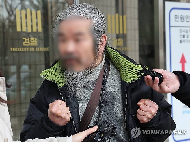 공판 마치고 나오는 조두순 (안산=연합뉴스) 홍기원 기자 = 야간외출 제한 명령을 어기고 집을 나섰다 적발돼 전자장치 부착 등에 관한 법률 위반 혐의로 불구속 기소된 아동 성범죄자 조두순이 2024년 3월 11일 오전 경기도 안산시 수원지방법원 안산지원에서 열린 첫 공판을 마치고 나오며 취재진 질문에 답하고 있다. 2024.3.11 xanadu@yna.co.kr