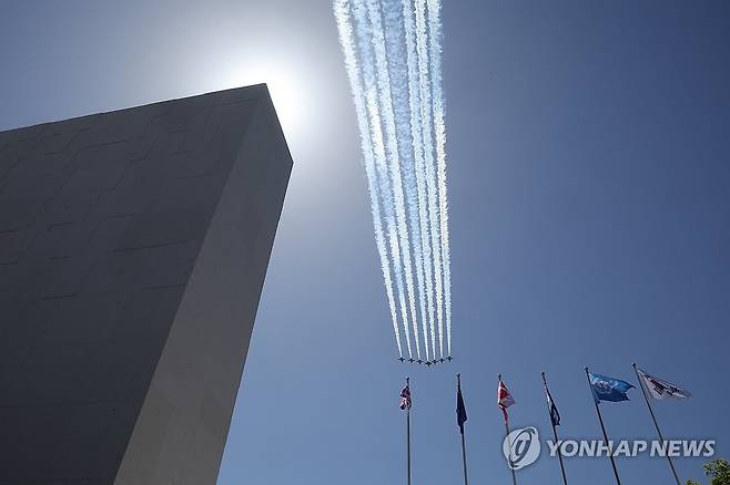 가평전투 75주년 블랙이글스 추모비행 (가평=연합뉴스) 임병식 기자 = 24일 오전 경기도 가평군 영연방 참전기념비에서 열린 가평전투 75주년 기념식에서 블랙이글스가 추모비행을 하고 있다. 2026.4.24 andphotodo@yna.co.kr