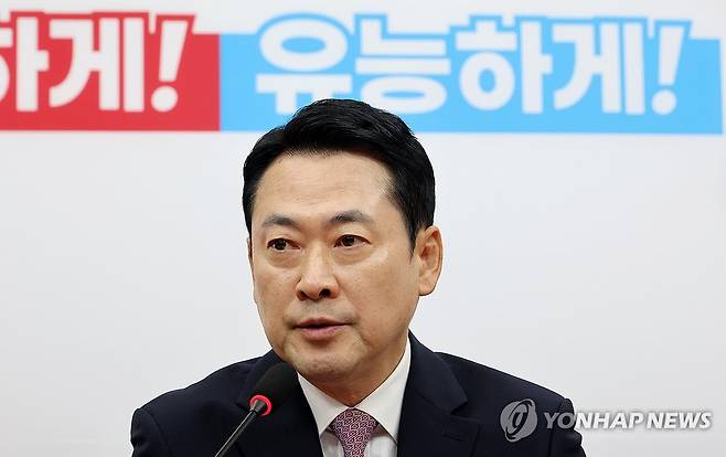 장동혁 대표, 현안 관련 브리핑 (서울=연합뉴스) 이동해 기자 = 국민의힘 장동혁 대표가 24일 국회에서 브리핑을 열고 정보 누설 논란이 제기된 정동영 통일부 장관에 대한 해임 건의안의 내용과 현안 관련 질의에 답하고 있다. 2026.4.24 eastsea@yna.co.kr