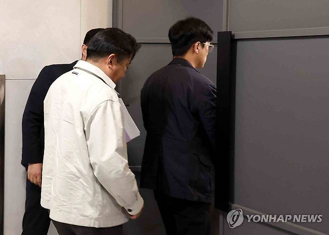 교섭 나선 화물연대-BGF로지스 (창원=연합뉴스) 박영민 기자 = 화물연대가 조합원 사망사고 이후 투쟁을 이어가는 가운데 24일 오후 경남 창원시 의창구 팔용동 한 호텔에서 열린 BGF로지스와의 교섭 회의에 참석하기 위해 BGF로지스 관계자가 회의실에 들어가고 있다. 2026.4.24 ymp@yna.co.kr