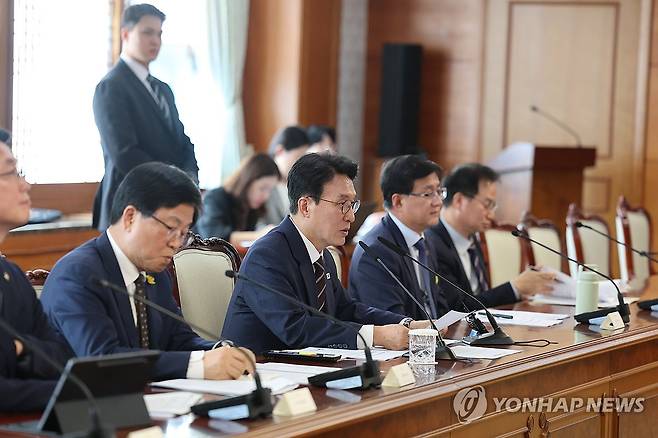 인공지능 교육 관계장관 회의 주재하는 김민석 국무총리 (서울=연합뉴스) 안정원 기자 = 김민석 국무총리가 24일 서울 종로구 정부서울청사에서 열린 인공지능(AI) 교육 관계장관 회의를 주재하고 있다. 2026.4.24 jeong@yna.co.kr