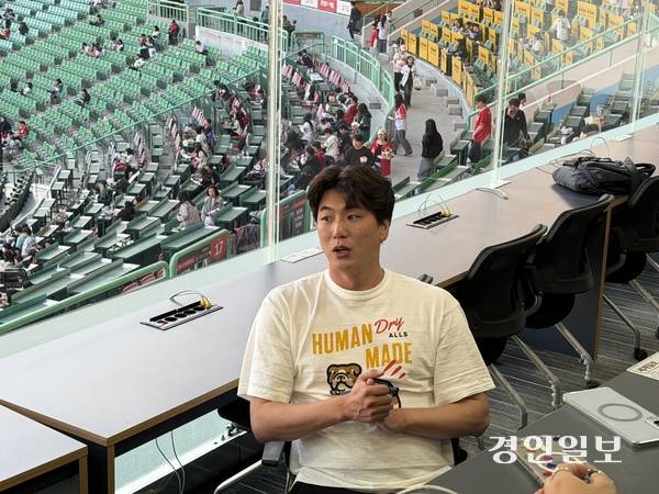 24일 인천 SSG랜더스필드 기자실을 찾은 김광현이 취재진의 질문에 답하고 있다. 2026.4.24 /백효은기자100@kyeongin.com