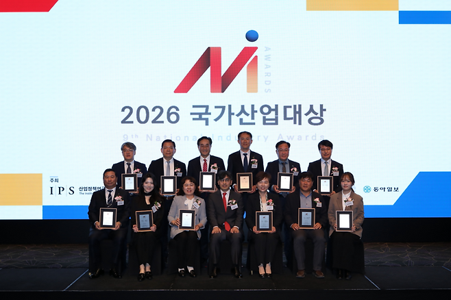 ▲ 2026년 4월16일 열린 '2026 국가산업대상' 을 수상한 이순열여주시 농정과장이 수상자들과 함께 기념촬영을 하고 있다. /사진제공=여주시