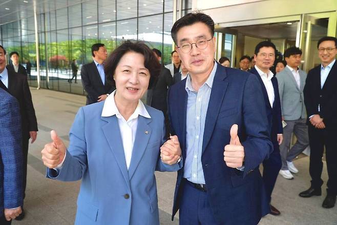 ▲더불어민주당 최원용 평택시장 후보가 24일 추미애 경기도지사 후보와 함께 삼성전자 평택캠퍼스를 방문, 기념사진을 찍었다. /사진제공=최원용 후보 사무소